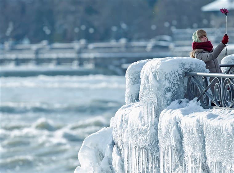 The Frozen Niagara Falls Look Like Someone Has Cast A Magic Spell On It