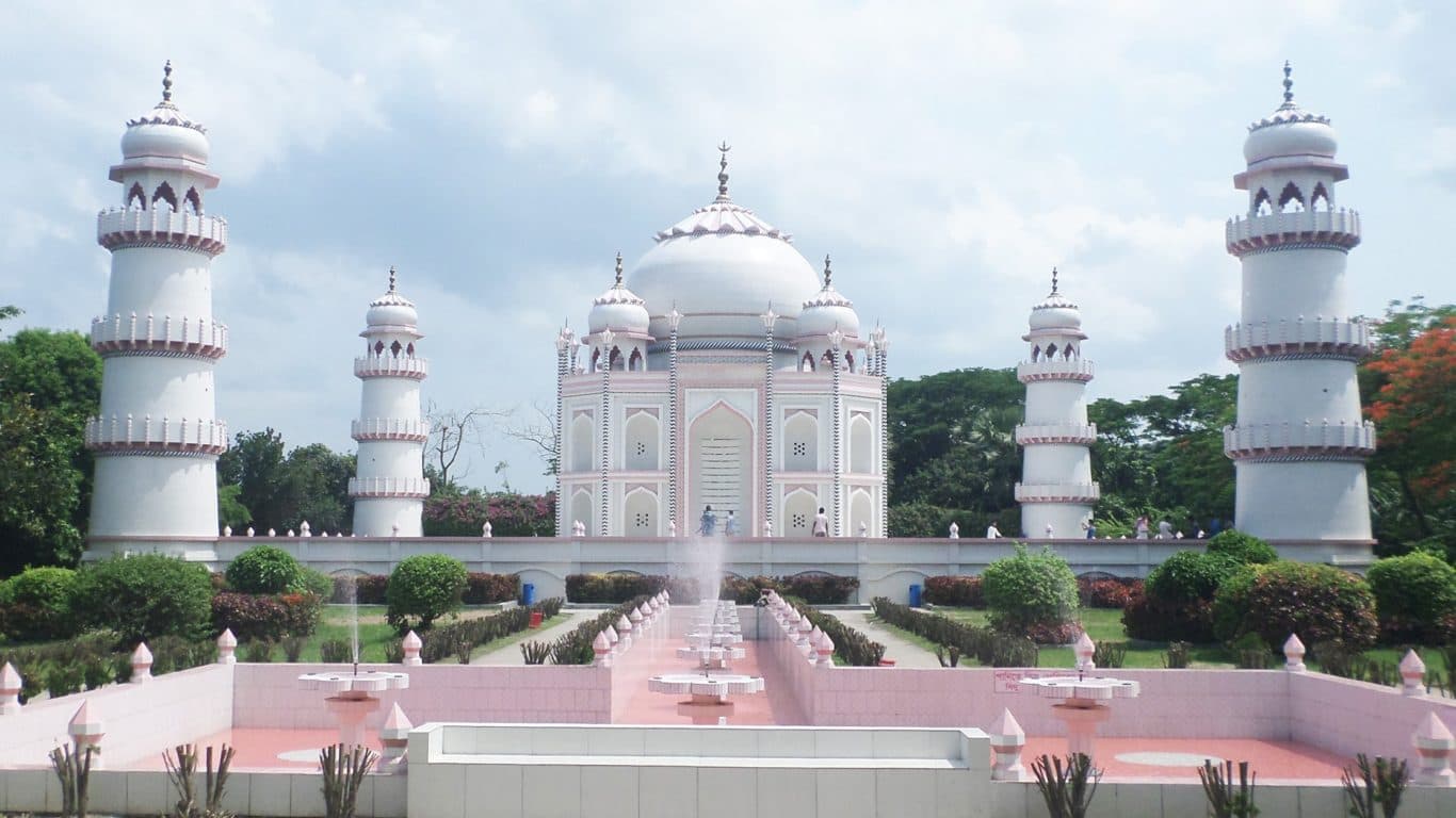 The Taj Mahal's replica, built by a Bangladeshi filmmaker The Taj Mahal's replica, built by a Bangladeshi filmmaker
